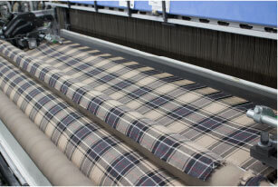 オリジナルのチェック生地は、　日本の繊維の産地、愛知県一宮で生産しています。